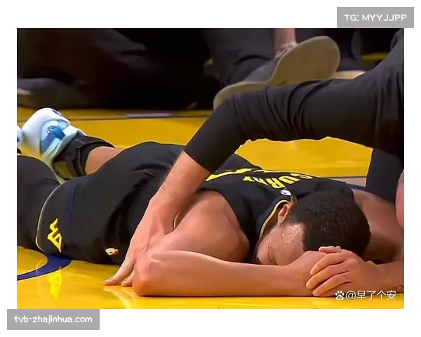 镜头捕捉:球迷冲入场内导致比赛中断,已被安保人员迅速带离 镜头捕捉:球迷冲入场内导致比赛中断,已被安保人员迅速带离